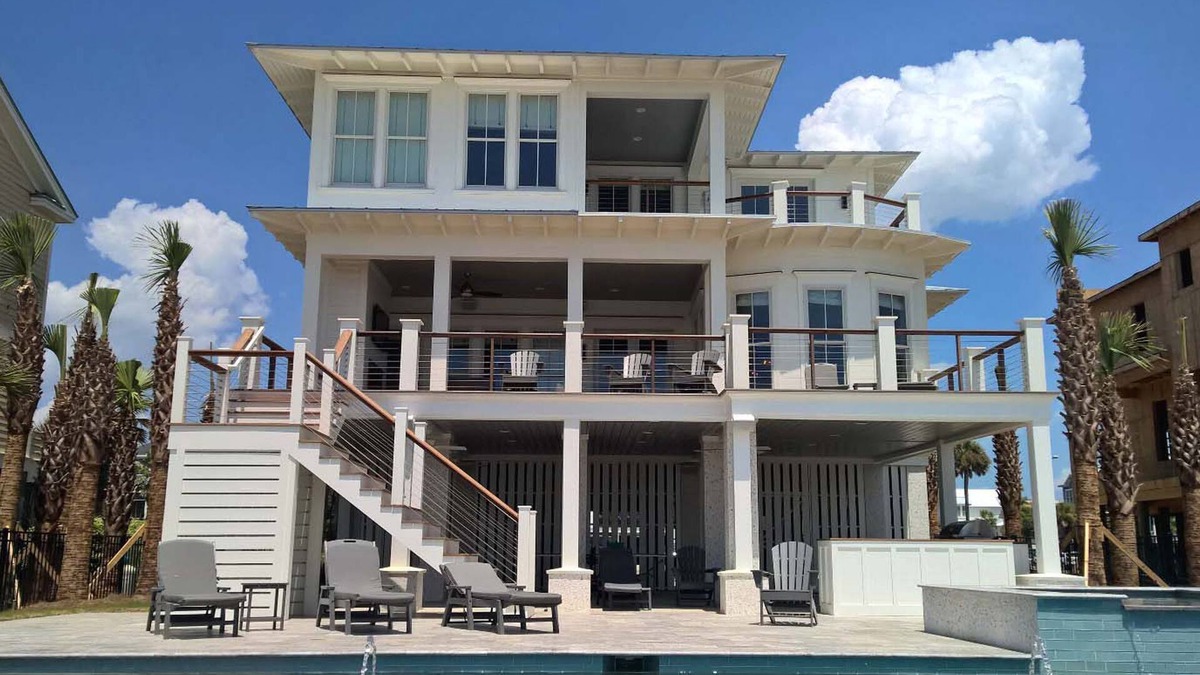 Isle of Palms House | OCEANFRONT/Sleeps 12/LANDS END/POOL SPA/ELEVATOR/SUMMER KITCHEN