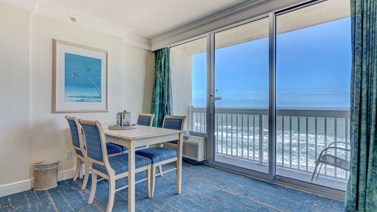 Ortona Park Hotel | Oceanfront studio with beach access, gym & high-speed WiFi