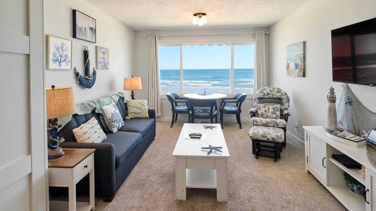 Lincoln City Condo | Oceanfront Suite - Top Floor - Pool and Sauna - Sleeps 6!