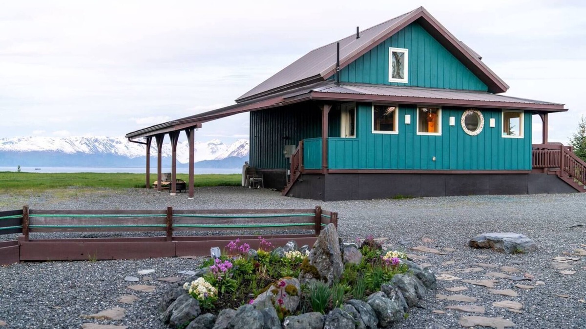 Homer House | Oceanfront Timber Home on the Bluffs of Kachemak Bay with Hot Tub ♨️✨🌊🦅🌲🫎⛴️