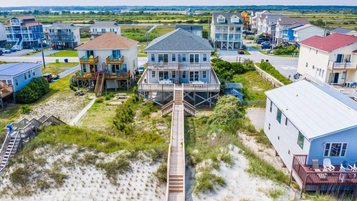 McCutcheon Field House | Oceanfront House w/Direct Beach Access