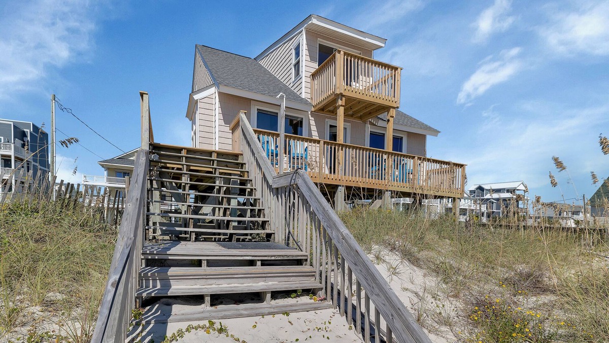 McCutcheon Field House | Oceanfront Beach Home - Sleeps 6-8 - Pet Friendly - Private Beach Access - Deck