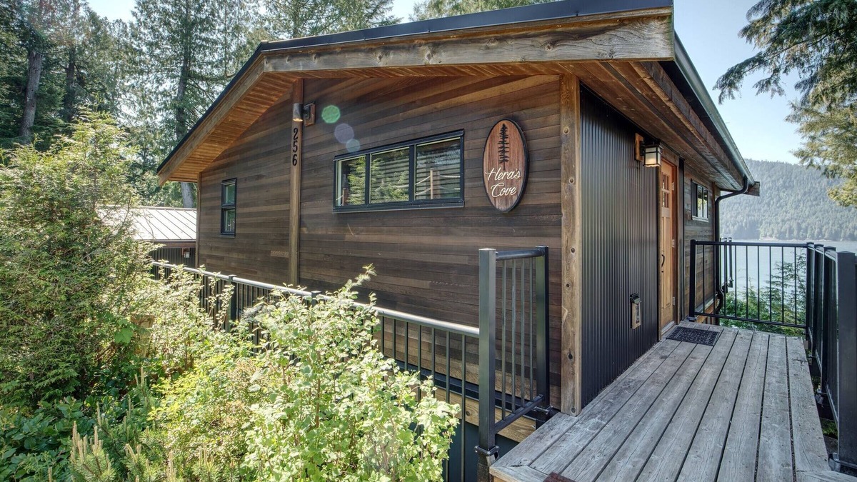 Port Renfrew Cabin | Oceanfront view, sleep 7, pet friendly in Port Renfrew BC
