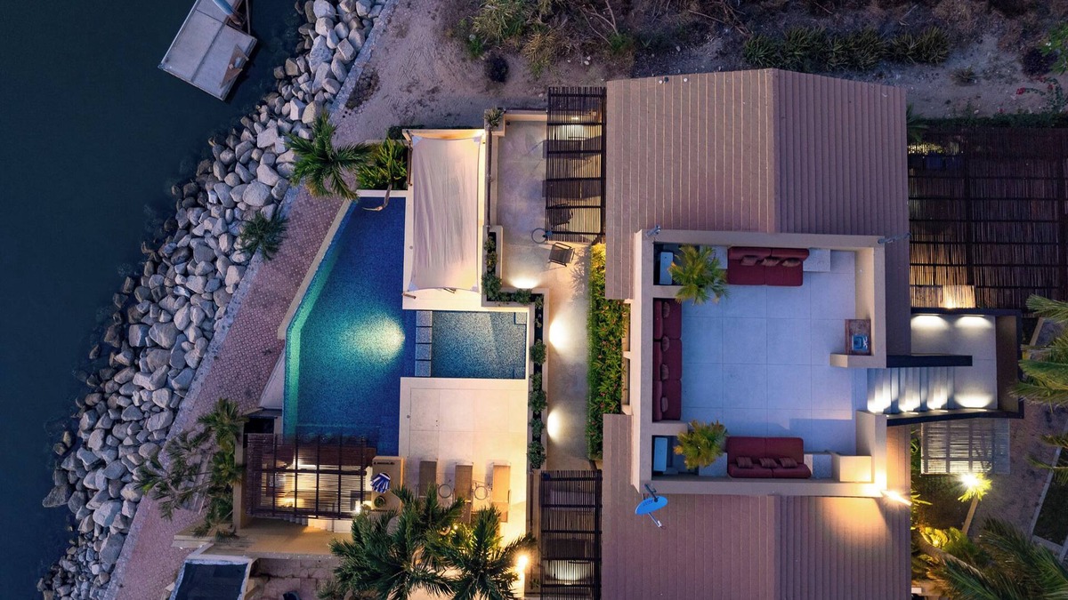 Crucecita Villa | Oceanfront Villa with Infinity Pool & Swim-Up Bar
