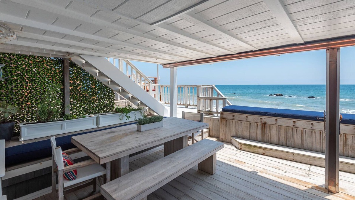 Eastern Malibu House | Oceanfront with Hot Tub, BBQ, Private Beach, Dog Friendly, Fully Stocked