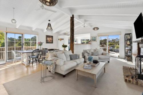 Ocean Grove House | Oceanside haven opposite the surf beach