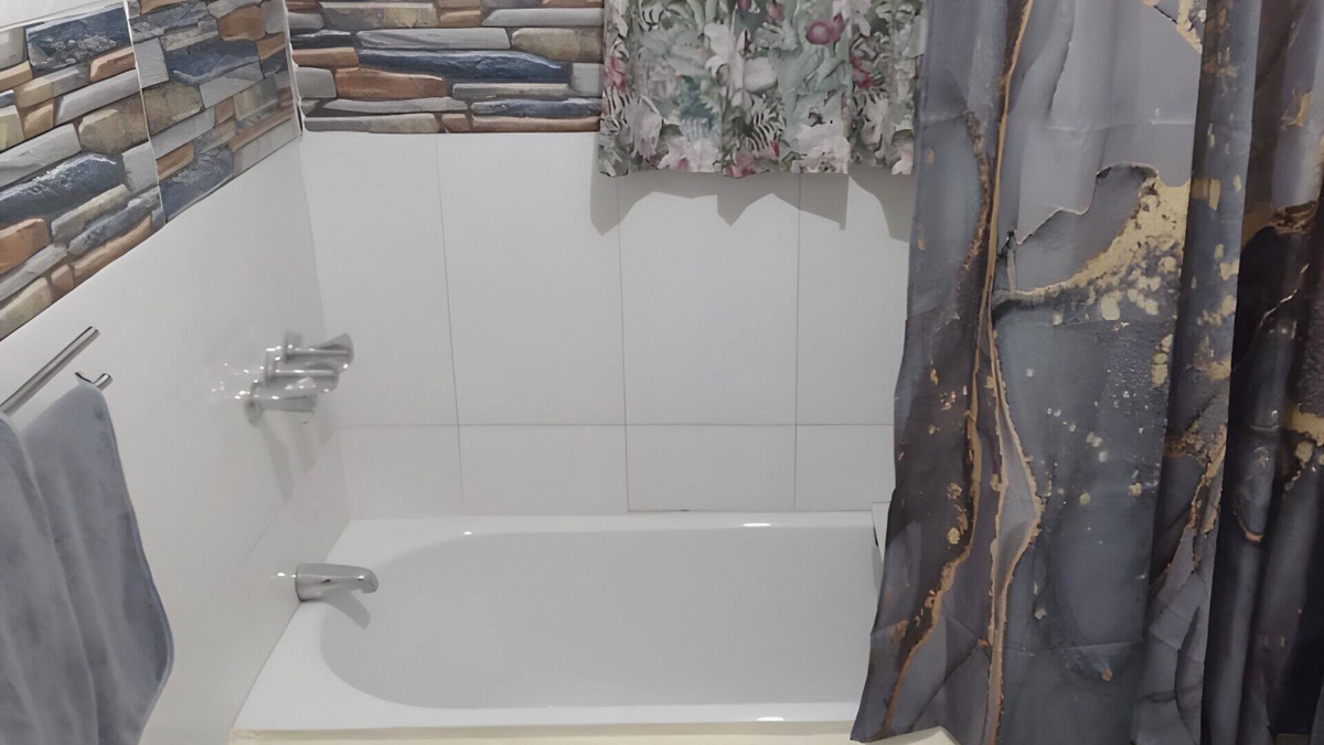 Whitehouse House | Oceanview Hilltop 2-Bedroom Unit in White House, JA with 75" Smart TV, AC & Wifi