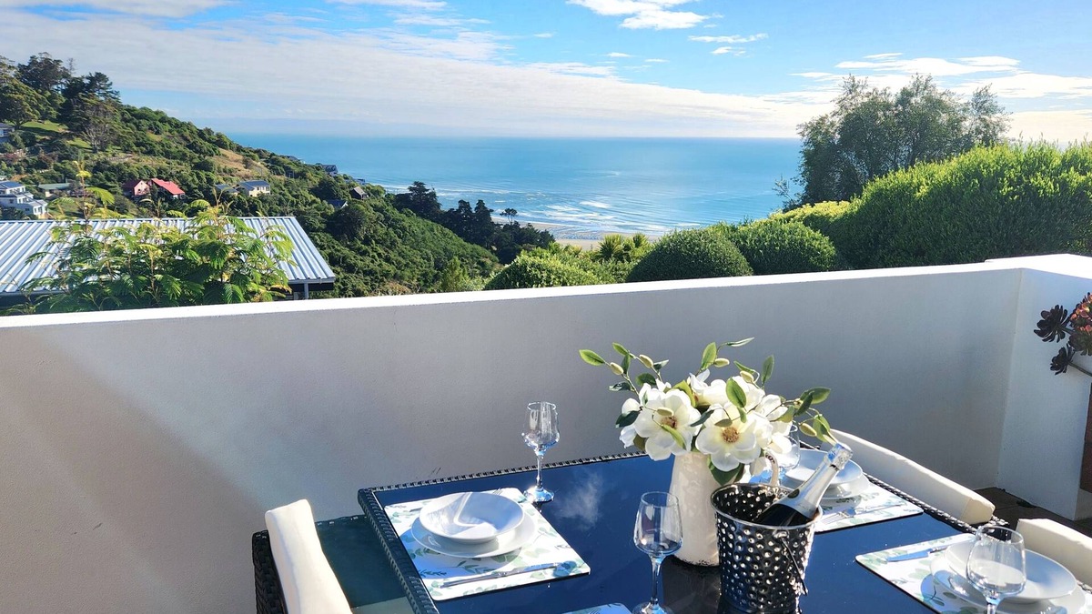 Christchurch House | Oceanview Luxury 3-Bedroom Family Retreat
