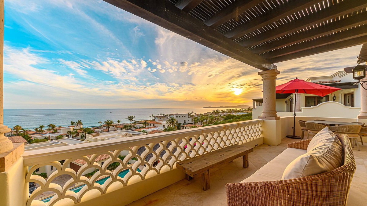 Buzzards Condo | Oceanview Penthouse with infinity pool and jacuzzi