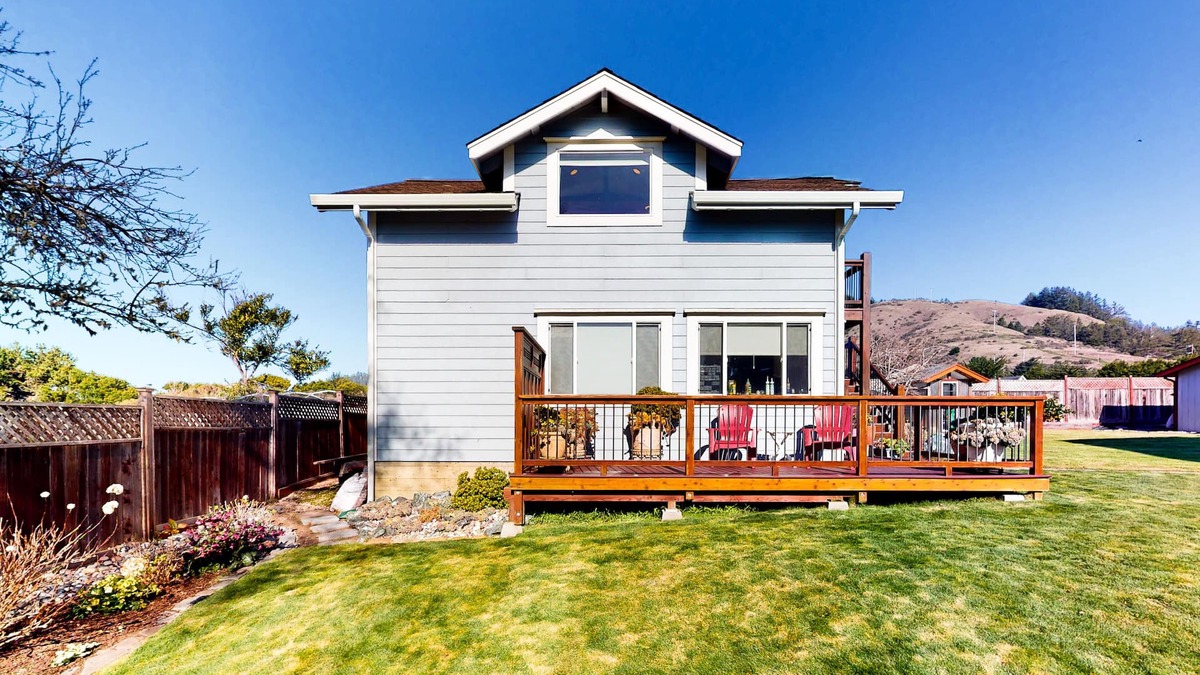 Elk Apartment | Oceanview studio near town and the beach with fireplace, full kitchen & deck