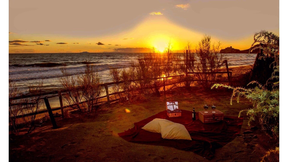 Le Rocchette Apartment | ocher apartment by the sea with private beach and private parking