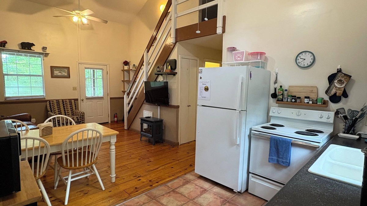 Benton Cabin | Ocoee Campin' - Cabins & Tent Camping near the Ocoee River/Mountain Foothills