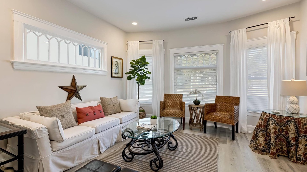 Ocean Park House | Oct. discount !Steps to Beach! Santa Monica/Venice Beach House. Large yard.