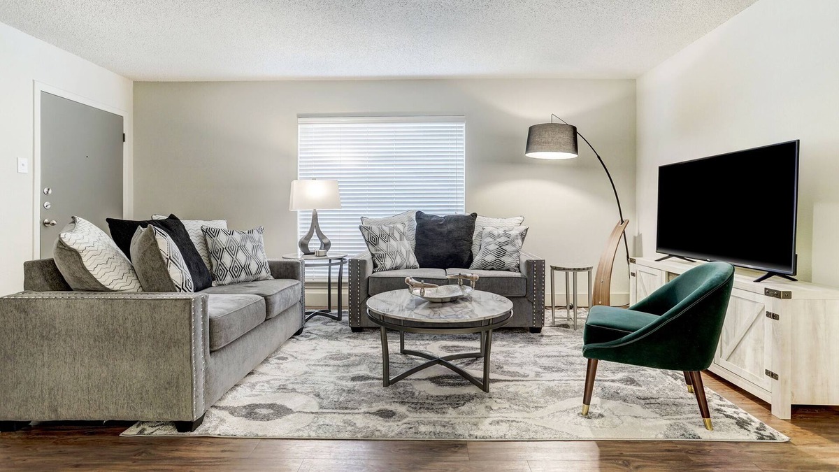 Uptown Apartment | October getaway deal Stylish Galleria Retreat with Saltwater Pool