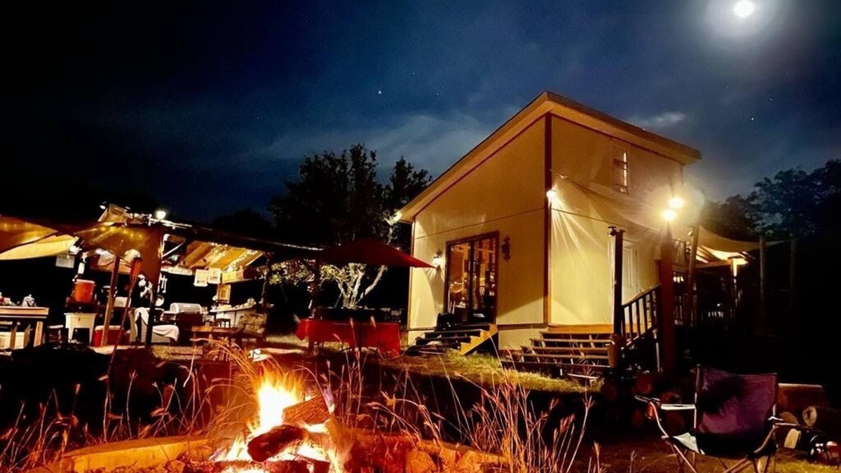 Oatmeal Cabin | Off grid Glamping cabin. 45 min from north Austin 5 min to Lake Travis