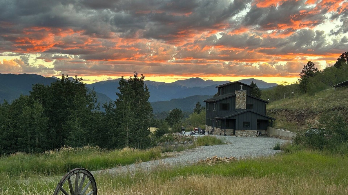 Idaho Springs House | Off Grid Mountain Retreat w/Amazing Views