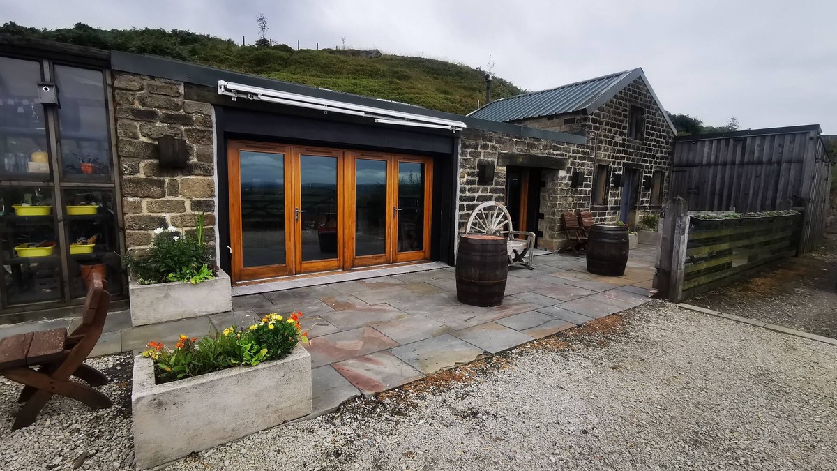 Holmfirth Cottage | Off grid remote cottage secure garden dog friendly