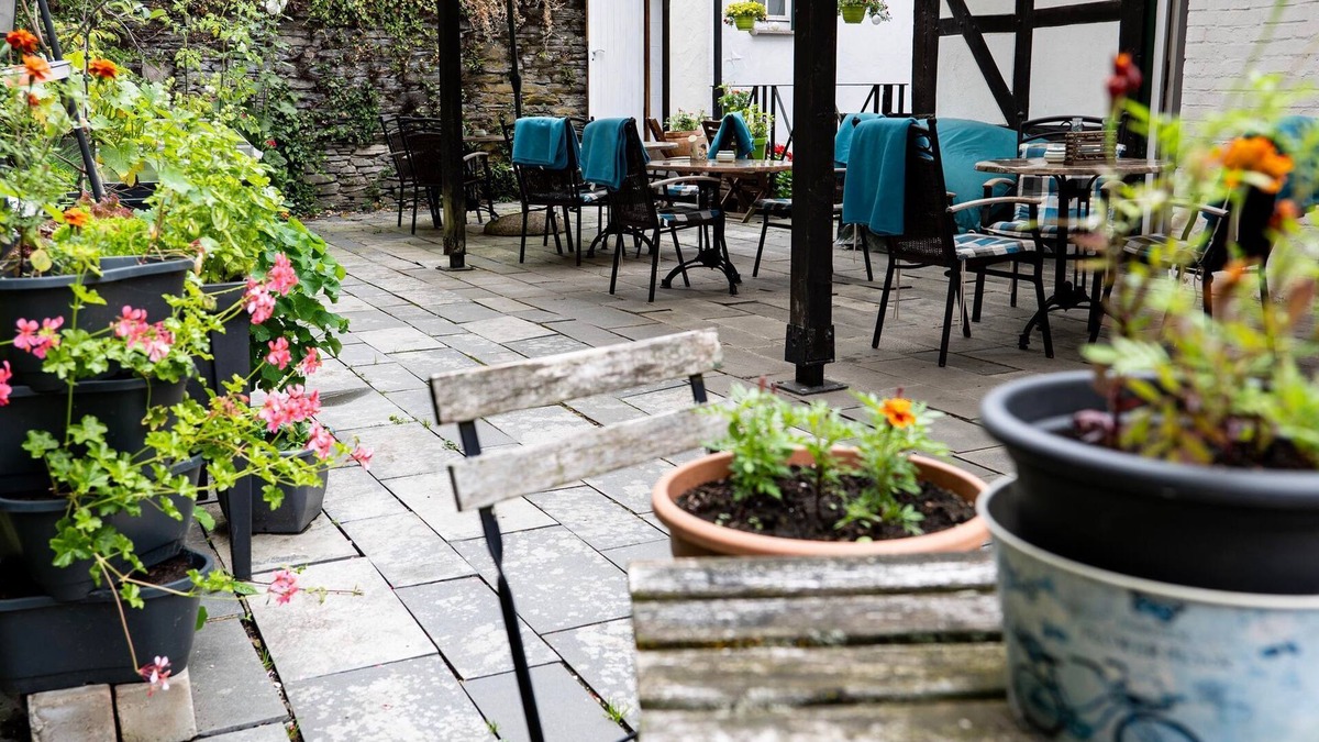 Monschau Hotel | Offer `stay 4 pay 3'in double. Shower / WC - Hotel Royal