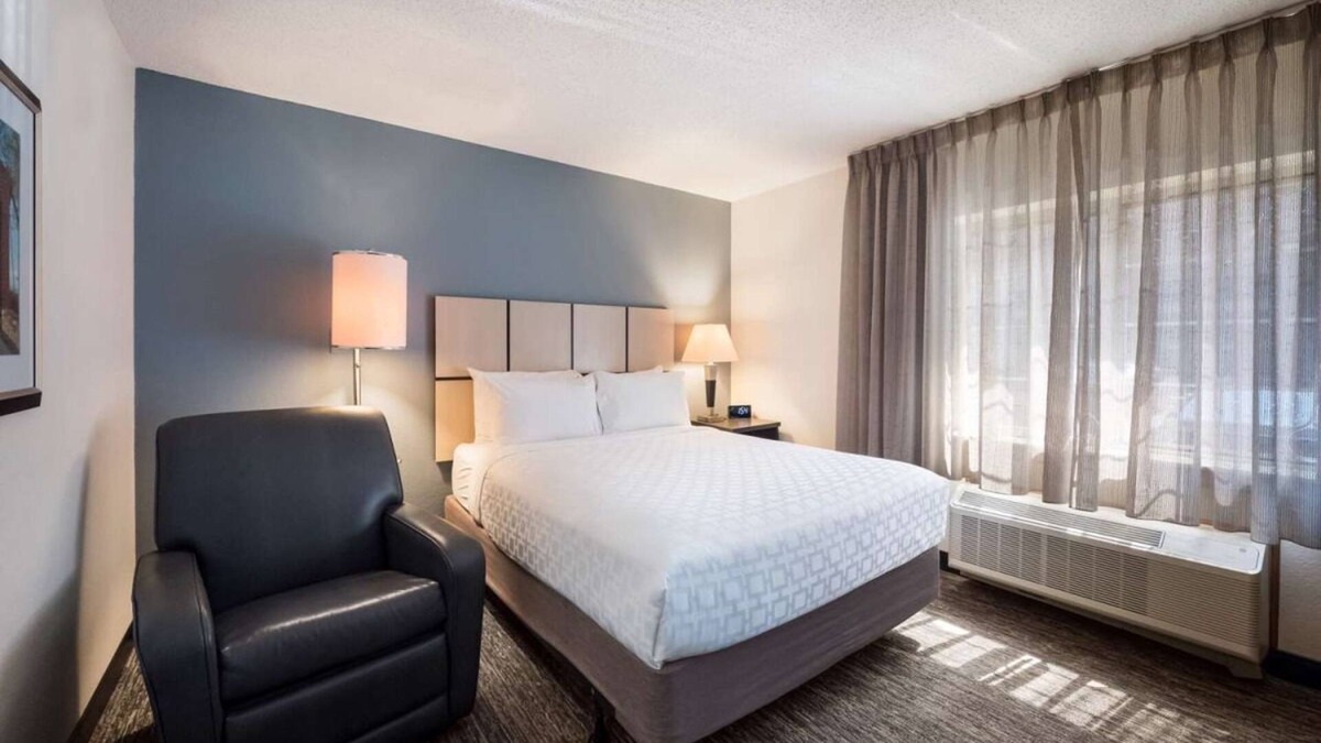 Warrenville House | Offering Spectacular Stay! Full Kitchen, Pet-friendly, Near Cantigny Golf Club!