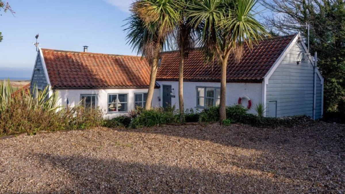 Salthouse House | Offering spectacular sea views and tucked away up a lane at the top of a no-through road is The Look