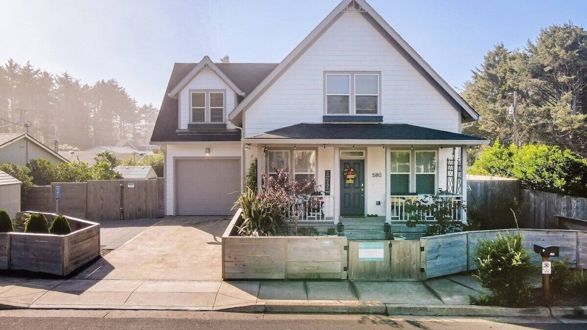 Lincoln City House | Ohana Beach Park- Pet Friendly Fenced Yard Hot Tub