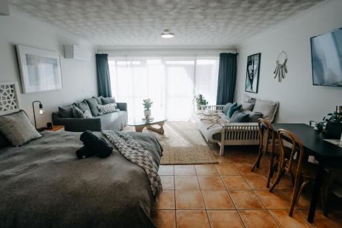 Byron Bay Apartment | Ohana - Stylish Central Byron Studio - free secure parking