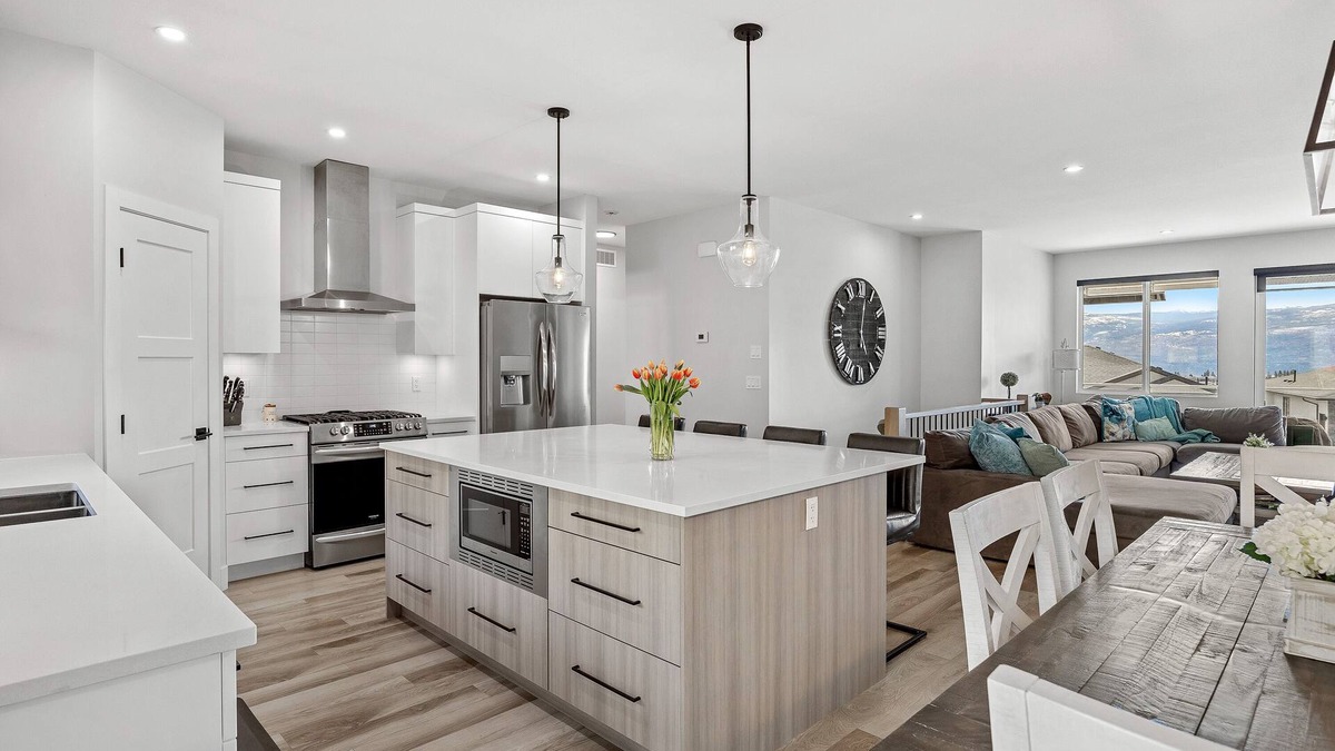 Shannon Lake House | Okanagan Getaway with Salt Water Hot Tub!