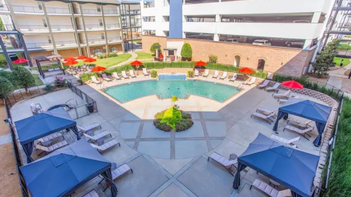 Downtown Oklahoma City Apartment | Oklahoma City "Oasis"🤩 *Pool*Cabanas*Firepit 😃