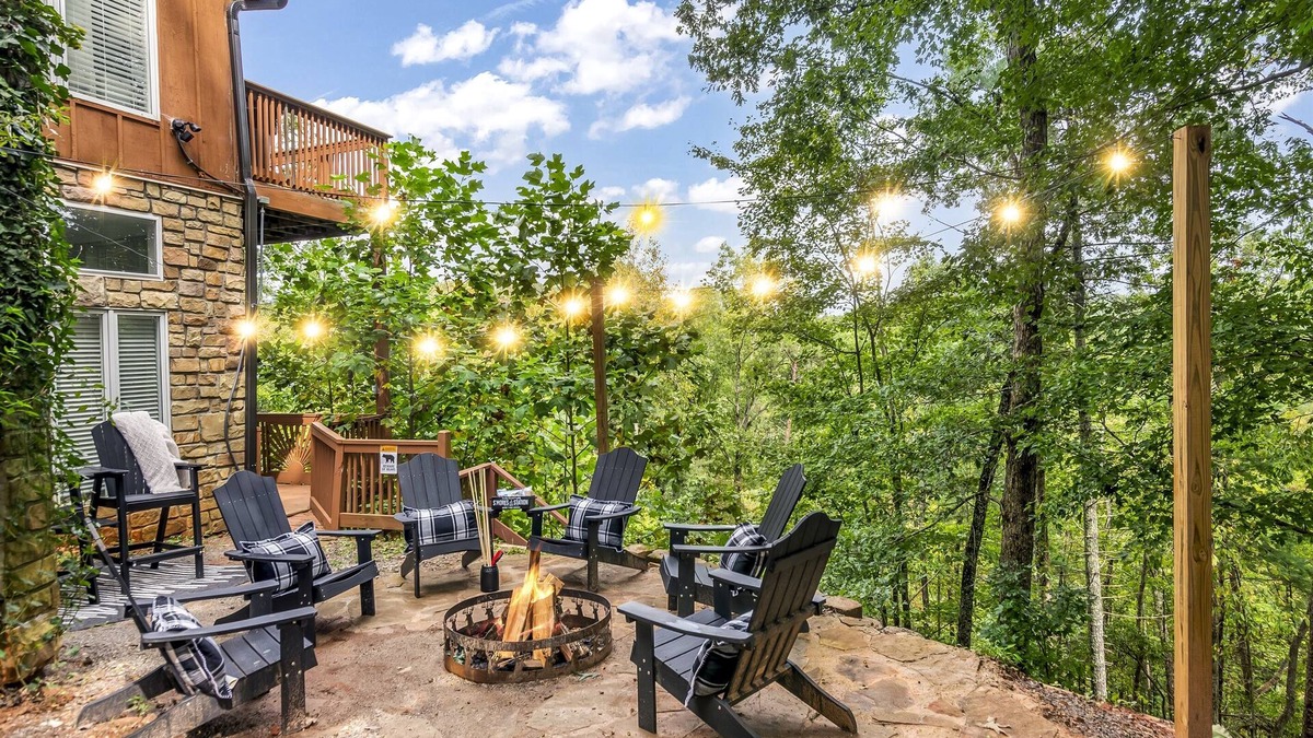 Helen Cabin | Oktoberfest Sale! 2 min to Helen! Fire Pit! Hot Tub!