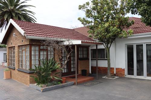 Emalahleni House | Okuhlekwethu Guesthouse