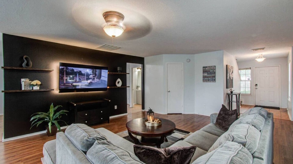 Houston Apartment | Oland -FUN Getaway: 4BR, King Suite, Arcade, 2 SmartTVs