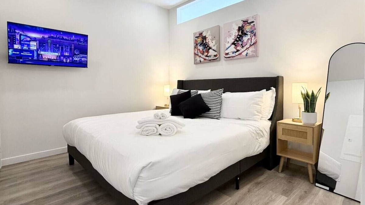 Poplar Apartment | Old City King 1Br Apt Near Historic Sites with Gym