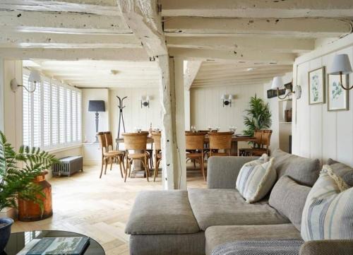Henley-on-Thames House | Old Coach House & Dolls House - Sleeps 24
