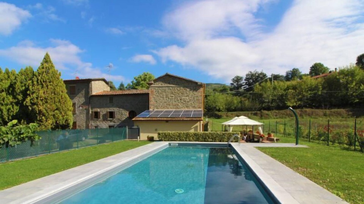 Pieve di Chio Villa | Old country mill about 12 km from the city of Arezzo, private and fenced swimming pool. Ideal villa