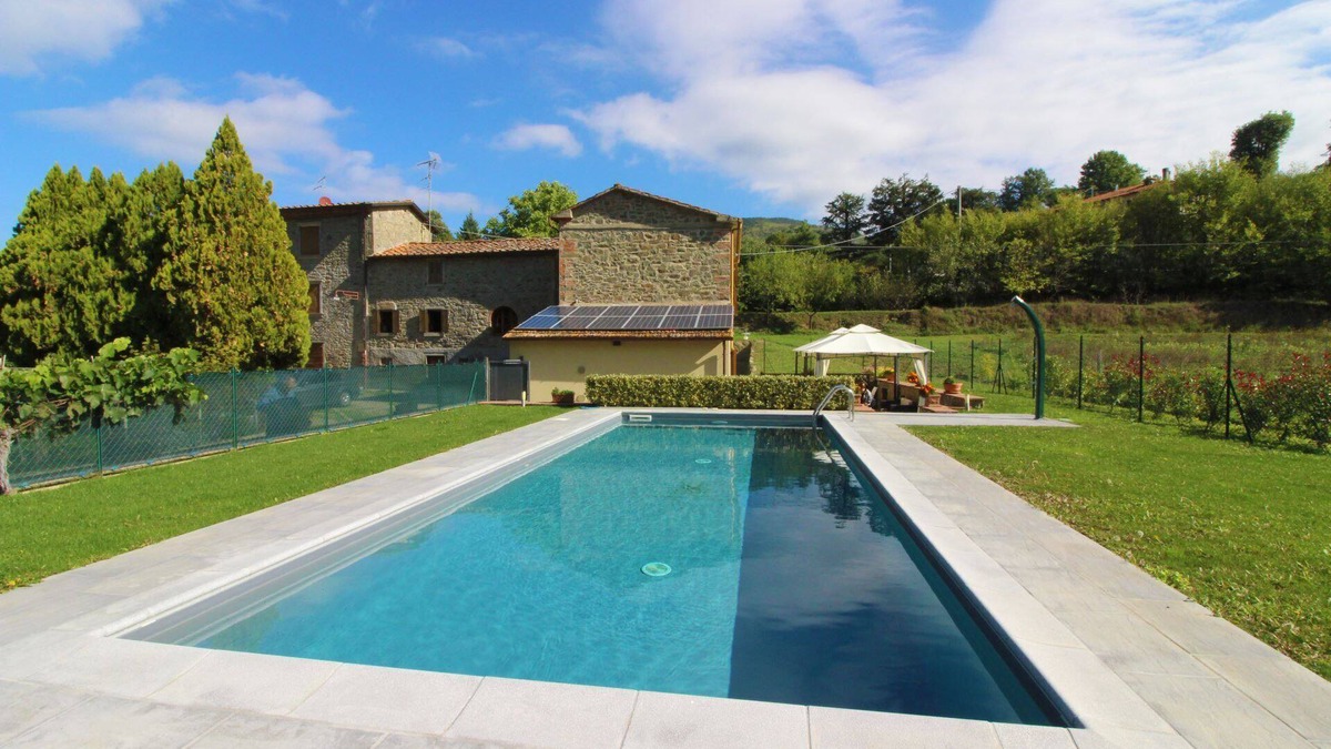 Pieve di Chio Villa | Old country mill about 12 km from the city of Arezzo, private and fenced swimming pool. Ideal villa