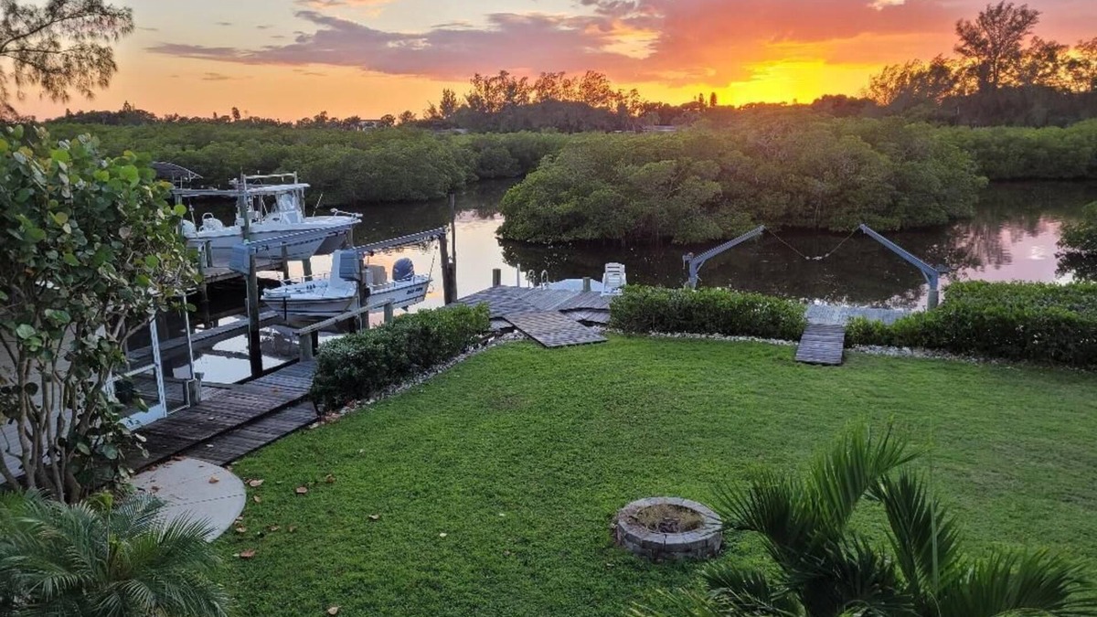 Englewood House | Old Florida! Incredible sunsets over mangroves/creek from your screened deck!