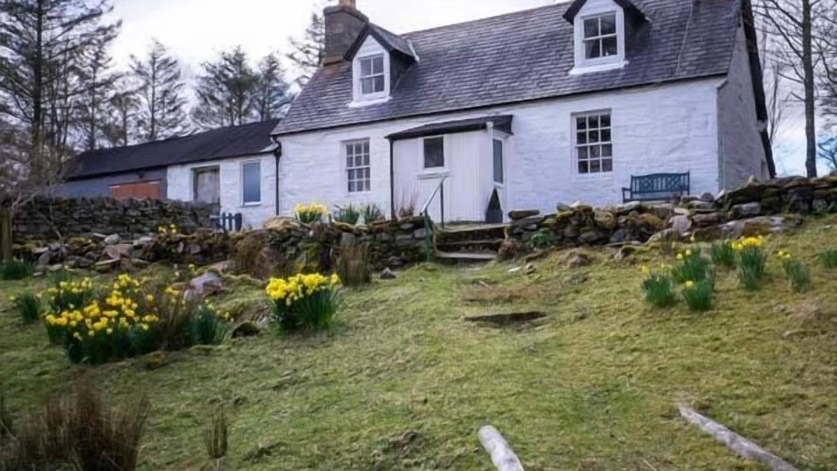 Lairg Cottage | OLD GRUMBEG COTTAGE, character holiday cottage in Bettyhill
