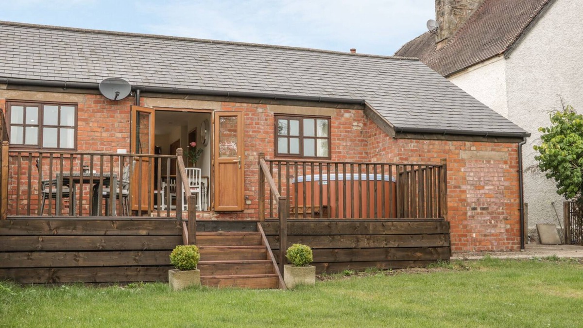 Church Stretton Cottage | OLD HALL BARN 1, pet friendly, with hot tub in Church Stretton