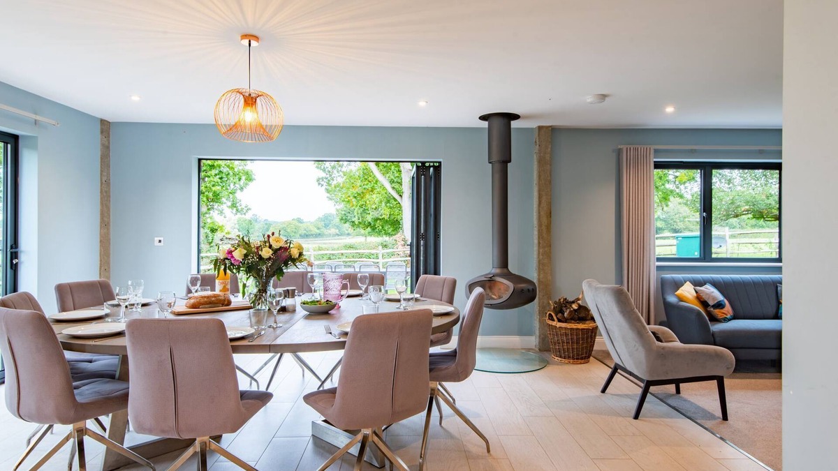 Ashford House | Old Harrow Barn - a barn with hot tub by Bloom Stays, sleeping 10 guests in 5 bedrooms