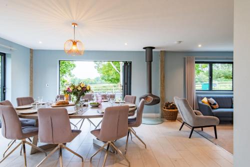 Ashford House | Old Harrow Barn by Bloom Stays