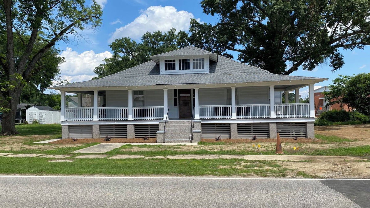 Latta House | Old Home in the Hub of Latta