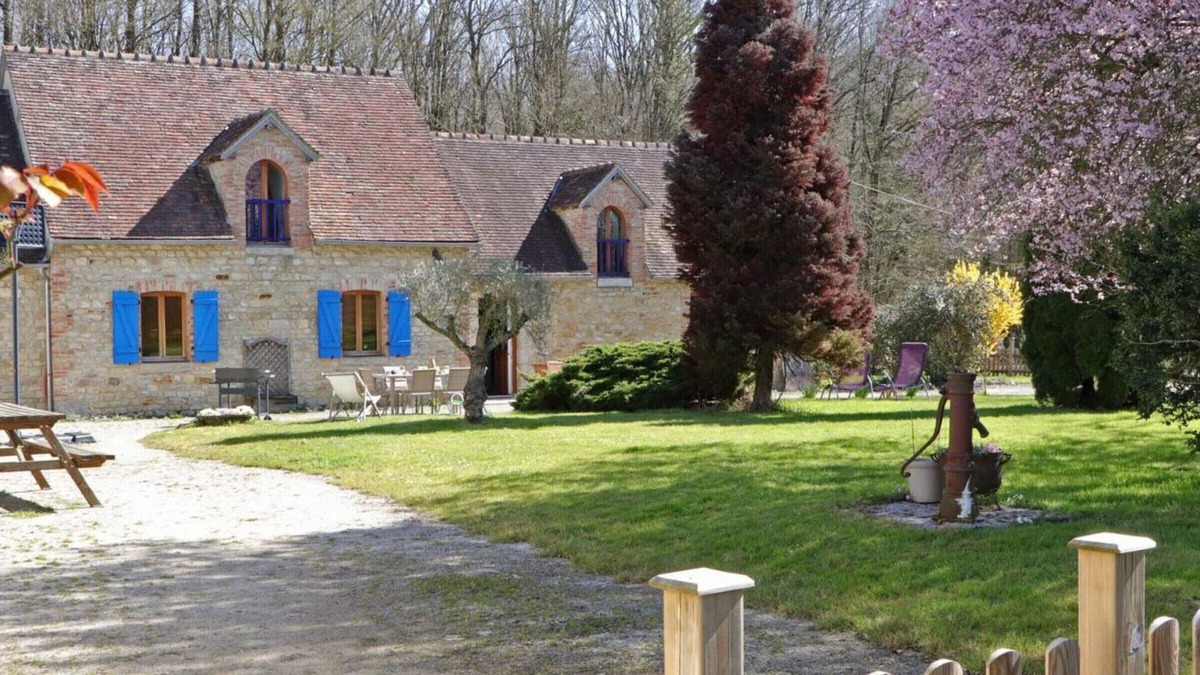 Les Ventes-de-Bourse Cottage | Old house with enclosed garden in the forest