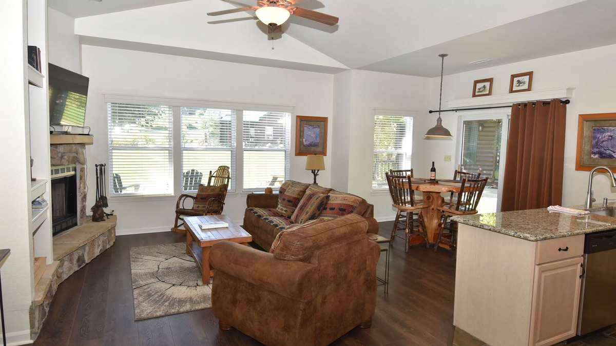 Camdenton Cottage | Old Kinderhook Creekside Golf Cottage 13