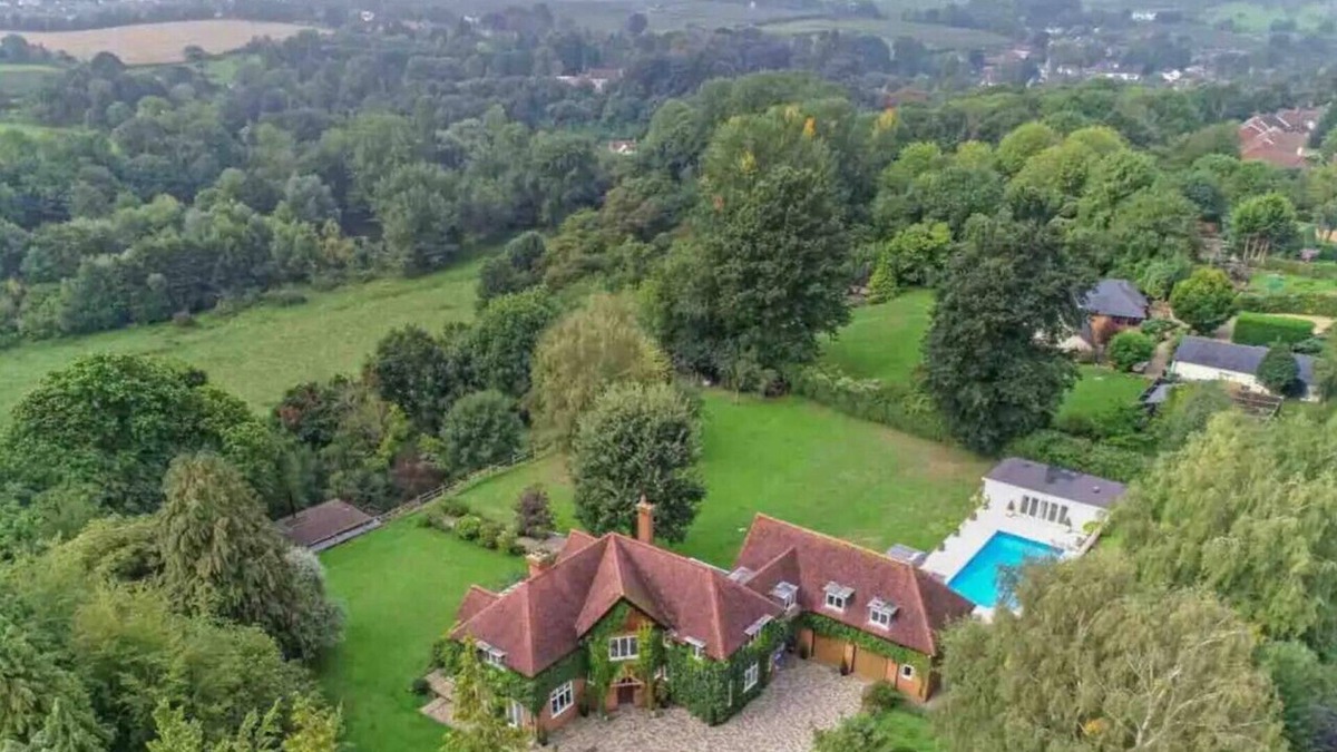 Maidstone House | Old Lakenham - Five Bedroom House, Sleeps 14