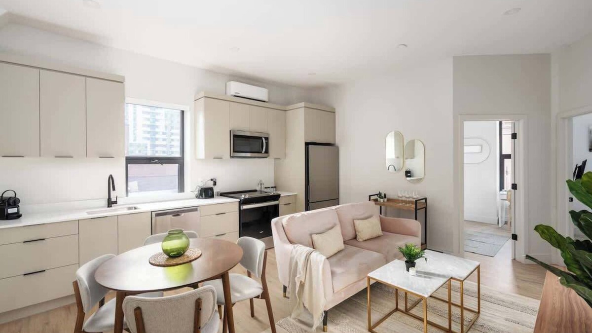 Griffintown Apartment | Old Montreal/Downtown-3BR-2BA &Patio