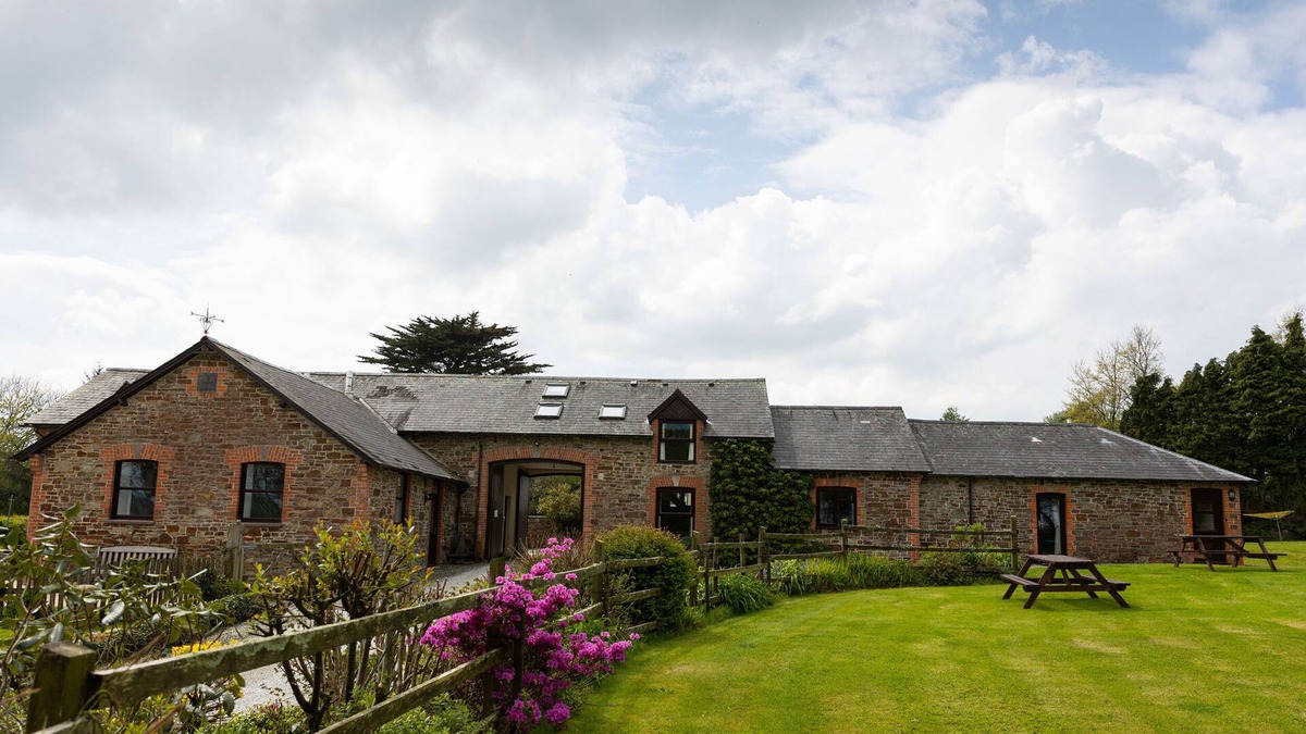 Torrington Cottage | OLD NOG COTTAGE, pet friendly, with pool in Torrington