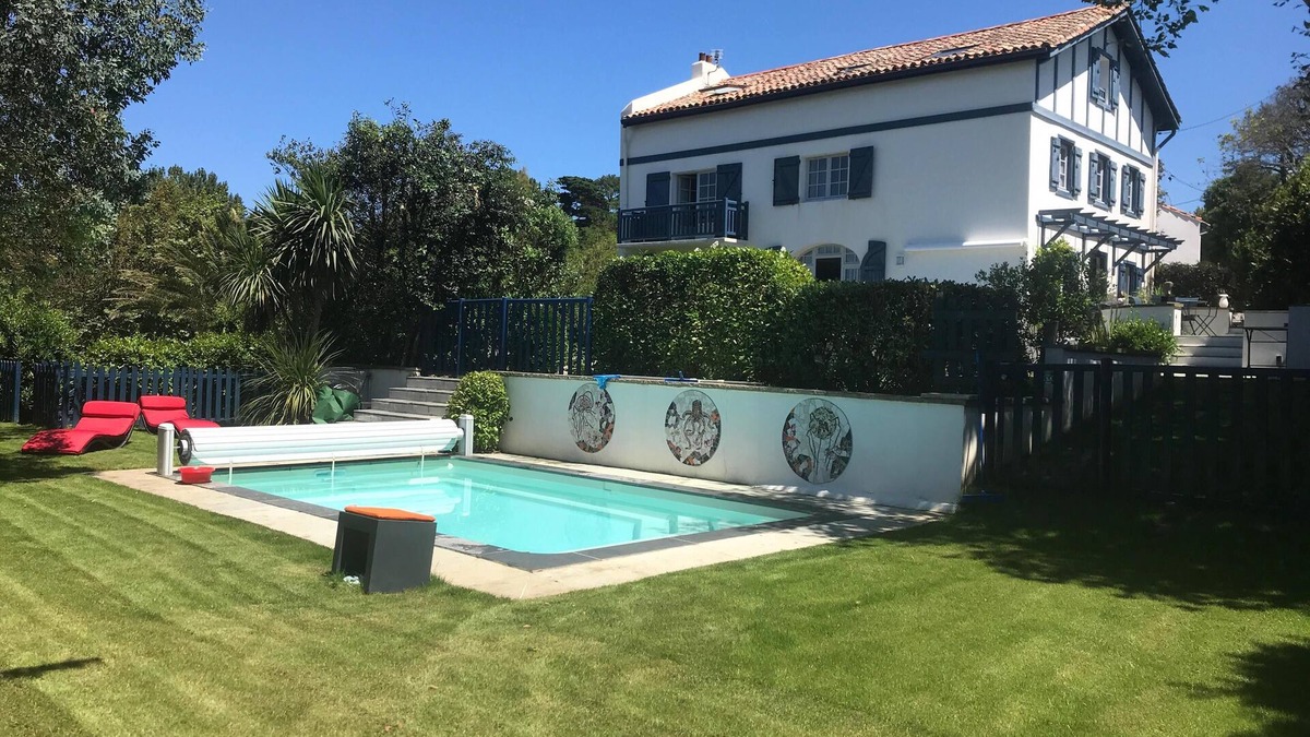 Guethary House | Old renovated Basque house, 200 m away from Cénitz Beach, with a view of the sea