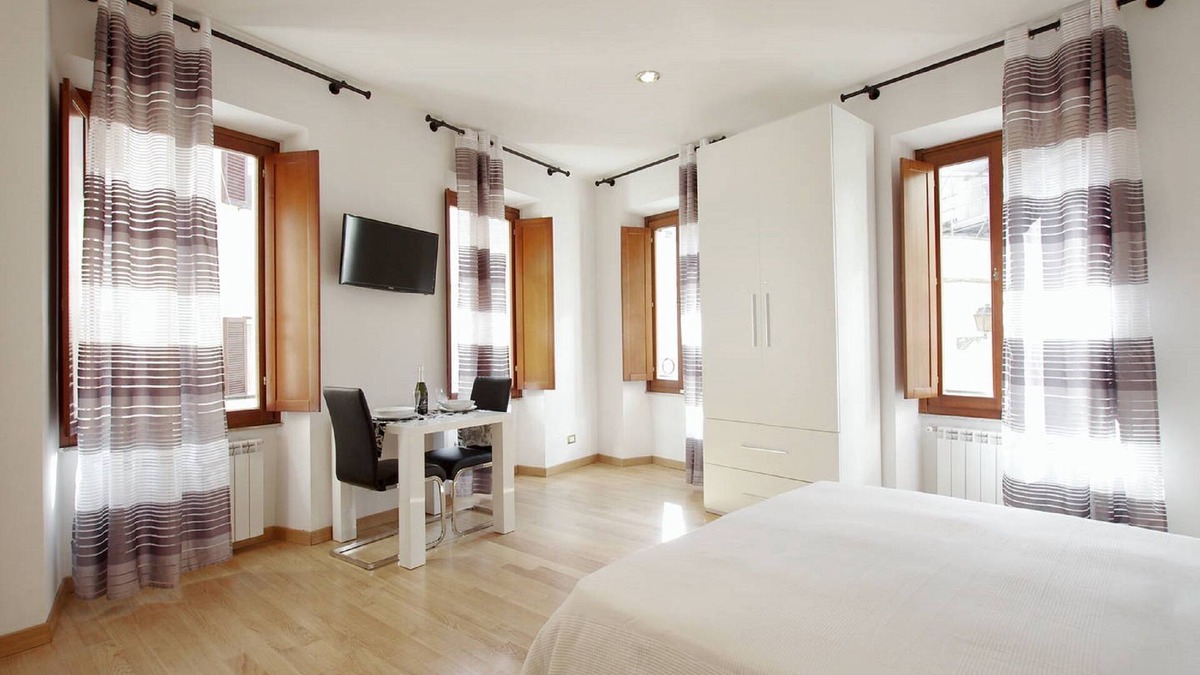 Rione XI Sant'Angelo Apartment | Old Rome area-6 pax-Silent-Air conditioned-Historical Roman building
