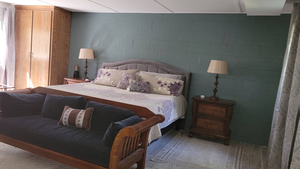 Dyke Cottage | Old School House at Stone Mountain Vineyards