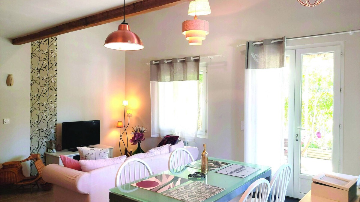 Chateaurenard Other | Old stable, completely renovated into a bright, comfortable apartment